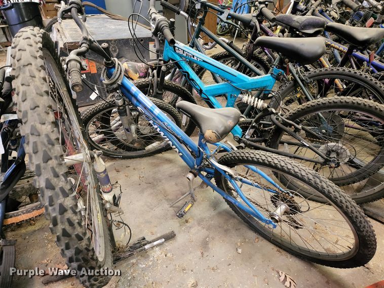 image for item JG9192 Approximately 15 bicycles