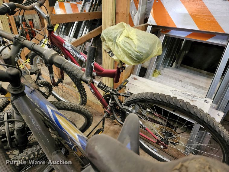 image for item JG9192 Approximately 15 bicycles