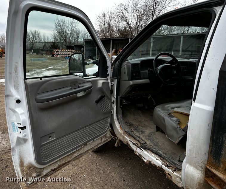 image for item JH9311 2000 Ford F450 Super Duty XL  flatbed truck