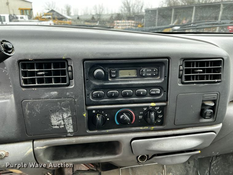 image for item JH9311 2000 Ford F450 Super Duty XL  flatbed truck