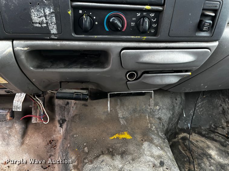 image for item JH9311 2000 Ford F450 Super Duty XL  flatbed truck