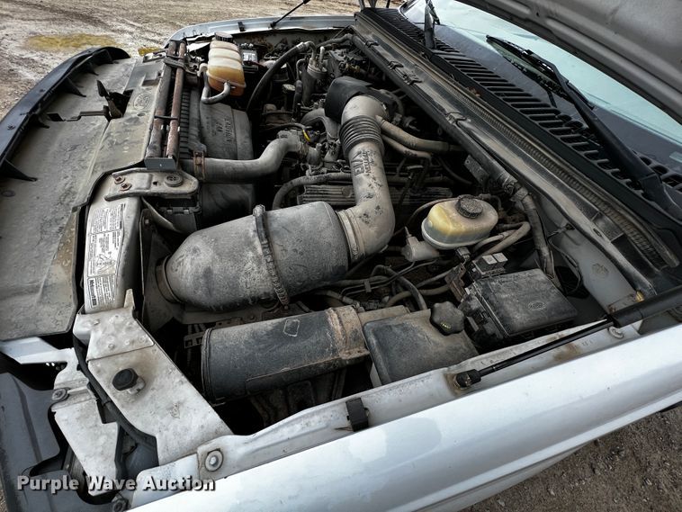 image for item JH9311 2000 Ford F450 Super Duty XL  flatbed truck