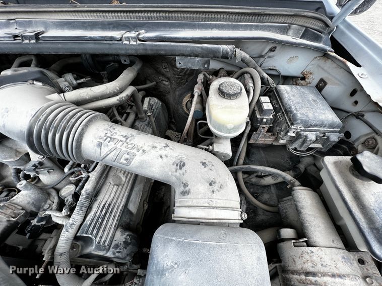 image for item JH9311 2000 Ford F450 Super Duty XL  flatbed truck