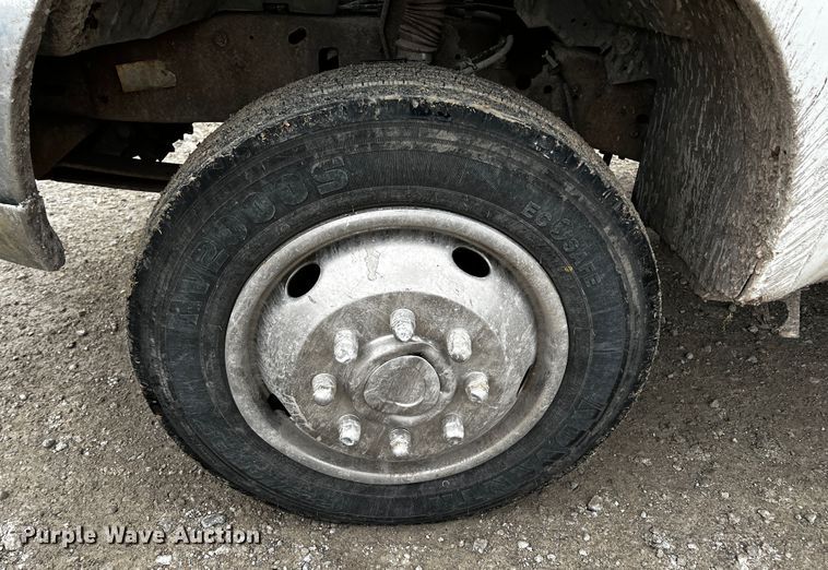 image for item JH9311 2000 Ford F450 Super Duty XL  flatbed truck