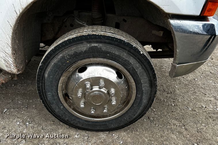 image for item JH9311 2000 Ford F450 Super Duty XL  flatbed truck