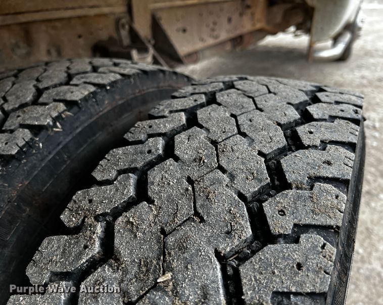 image for item JH9311 2000 Ford F450 Super Duty XL  flatbed truck