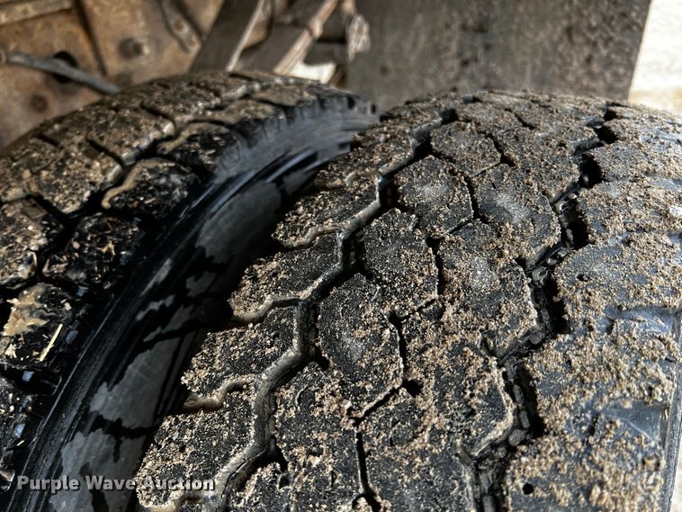 image for item JH9311 2000 Ford F450 Super Duty XL  flatbed truck