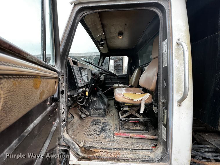 image for item JH9317 1993 International 4900  dump truck