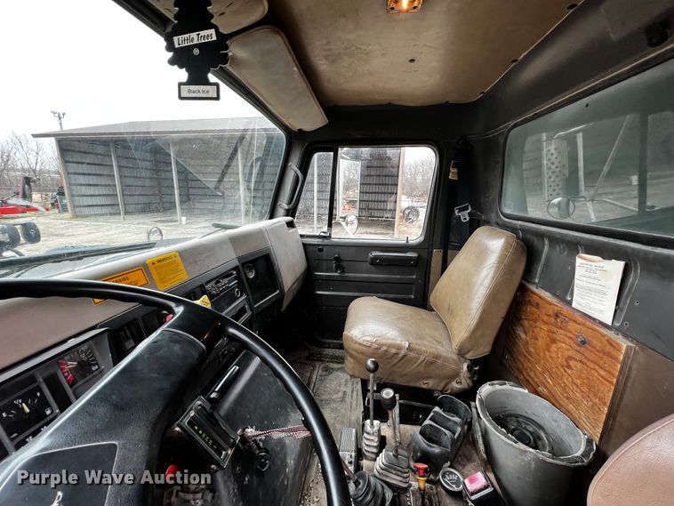 image for item JH9317 1993 International 4900  dump truck