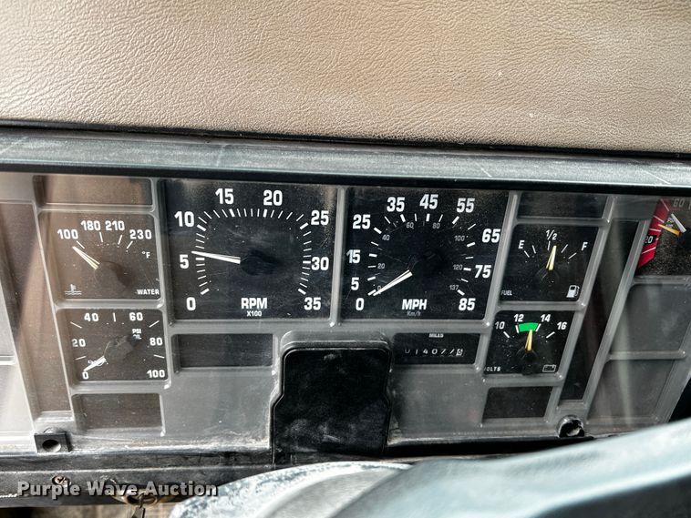 image for item JH9317 1993 International 4900  dump truck