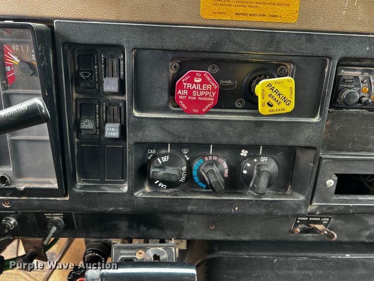 image for item JH9317 1993 International 4900  dump truck