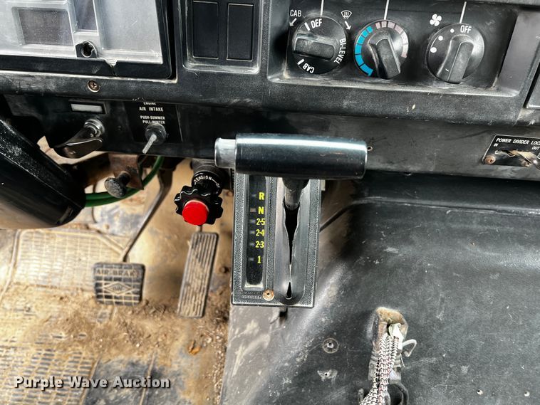 image for item JH9317 1993 International 4900  dump truck