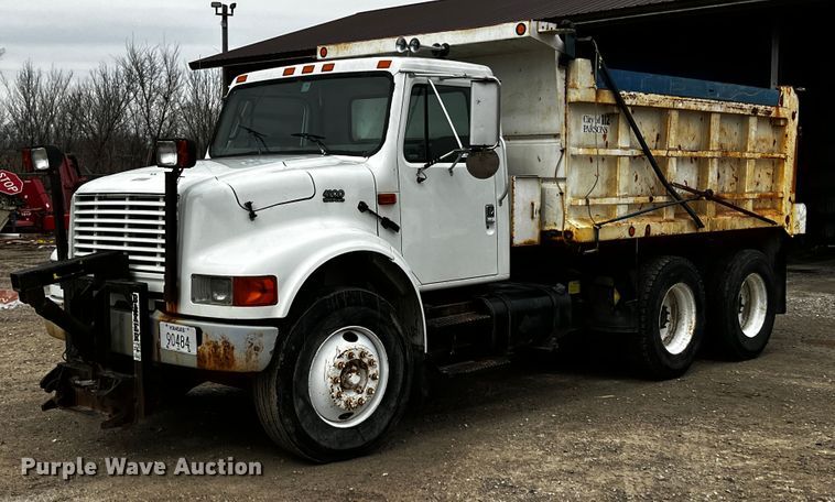 image for item JH9318 2001 International 4900  dump truck