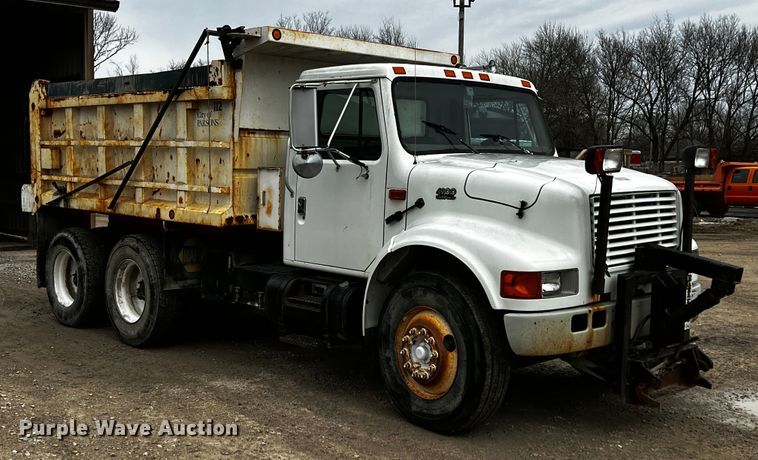 image for item JH9318 2001 International 4900  dump truck