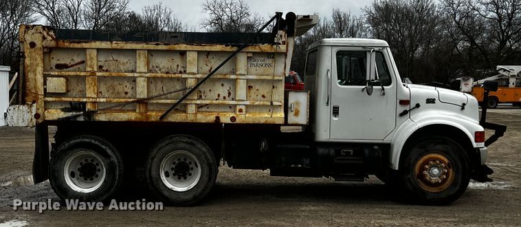 image for item JH9318 2001 International 4900  dump truck