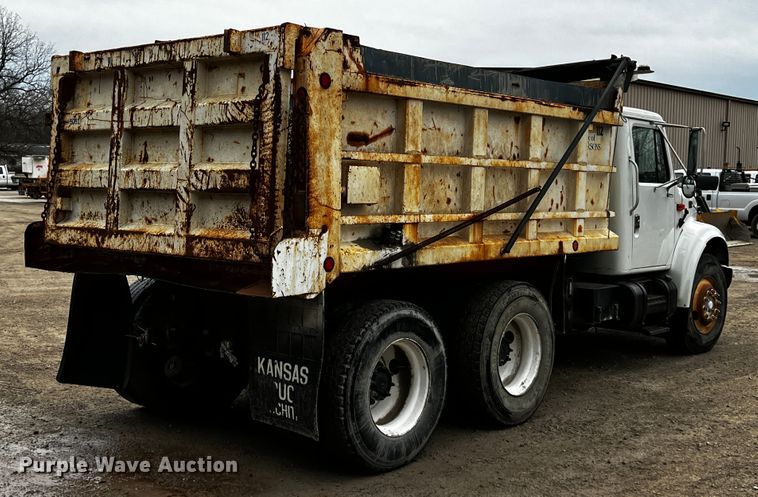 image for item JH9318 2001 International 4900  dump truck
