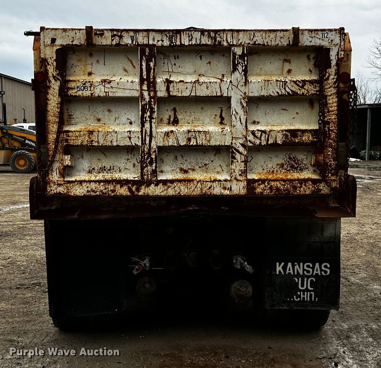 image for item JH9318 2001 International 4900  dump truck