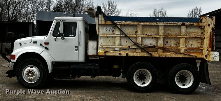 image for item JH9318 2001 International 4900  dump truck