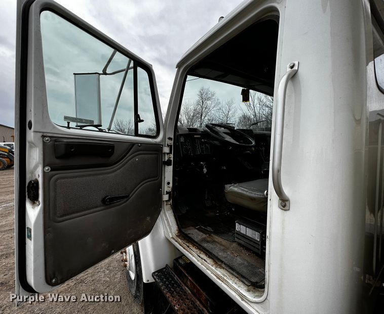 image for item JH9318 2001 International 4900  dump truck