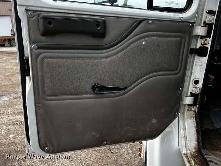 image for item JH9318 2001 International 4900  dump truck