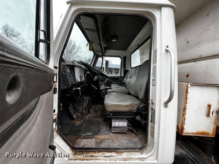 image for item JH9318 2001 International 4900  dump truck