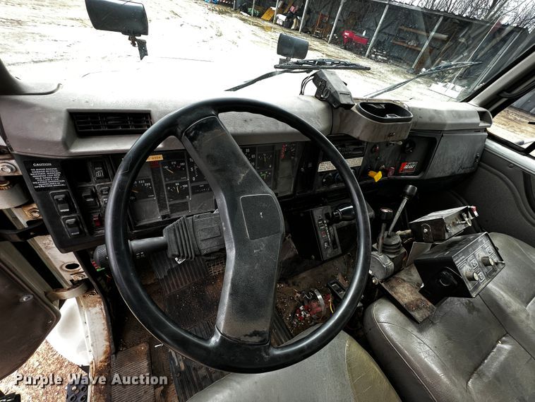 image for item JH9318 2001 International 4900  dump truck