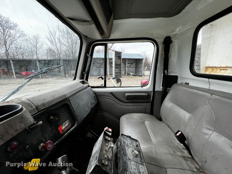 image for item JH9318 2001 International 4900  dump truck