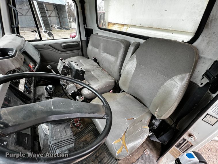image for item JH9318 2001 International 4900  dump truck