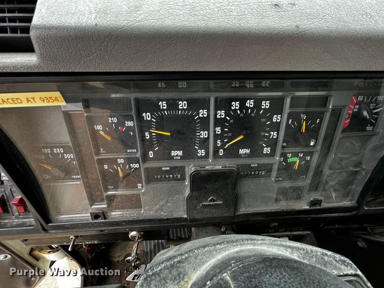 image for item JH9318 2001 International 4900  dump truck