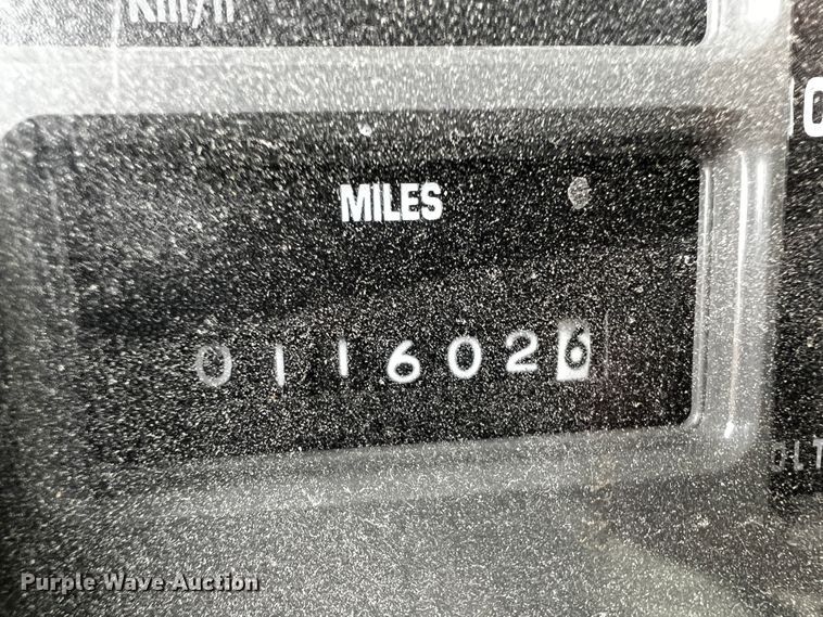 image for item JH9318 2001 International 4900  dump truck