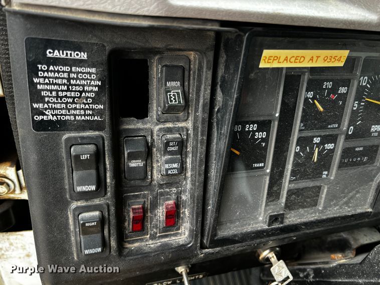 image for item JH9318 2001 International 4900  dump truck