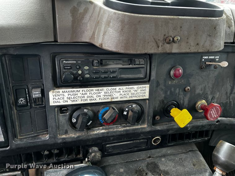 image for item JH9318 2001 International 4900  dump truck