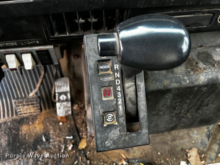 image for item JH9318 2001 International 4900  dump truck