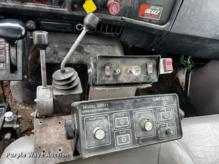 image for item JH9318 2001 International 4900  dump truck