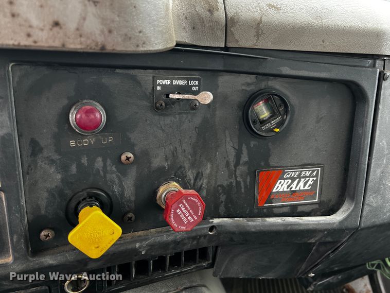 image for item JH9318 2001 International 4900  dump truck