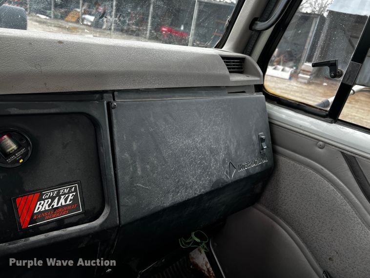 image for item JH9318 2001 International 4900  dump truck