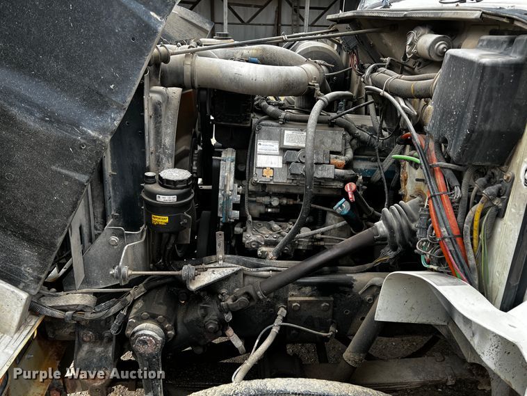 image for item JH9318 2001 International 4900  dump truck