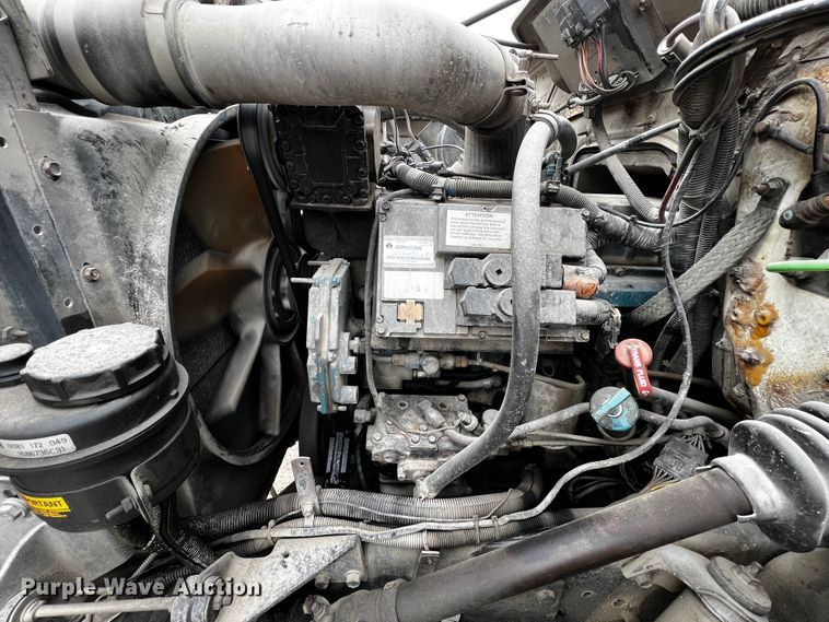 image for item JH9318 2001 International 4900  dump truck