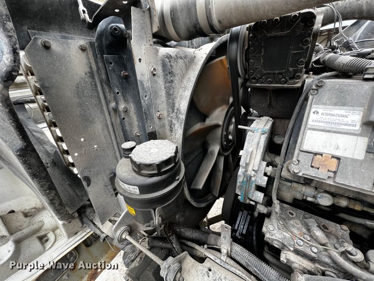 image for item JH9318 2001 International 4900  dump truck