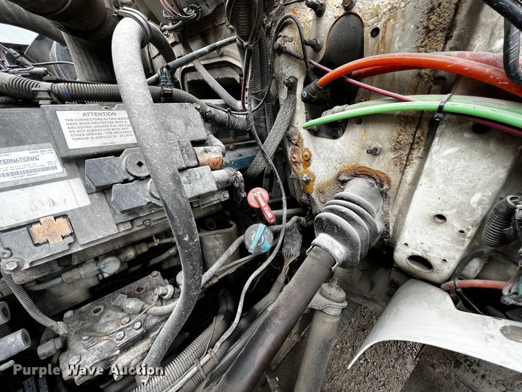 image for item JH9318 2001 International 4900  dump truck