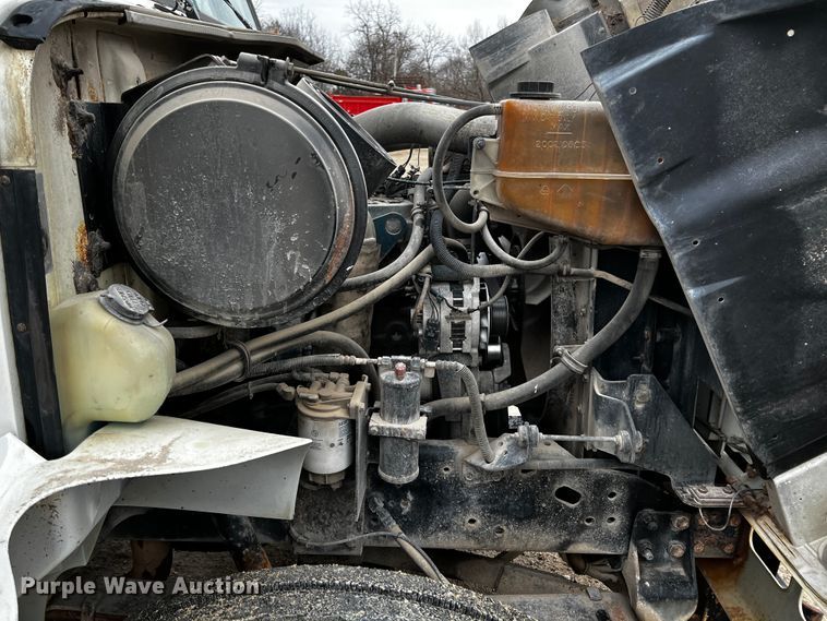 image for item JH9318 2001 International 4900  dump truck