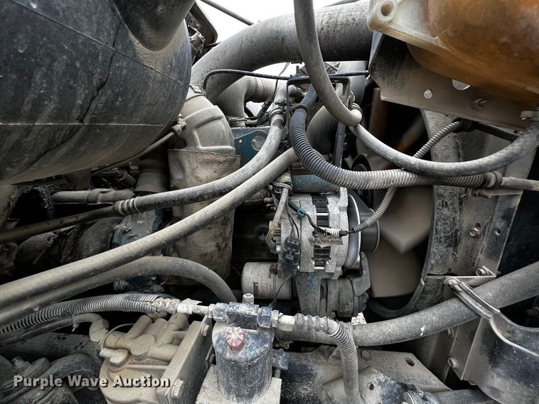 image for item JH9318 2001 International 4900  dump truck