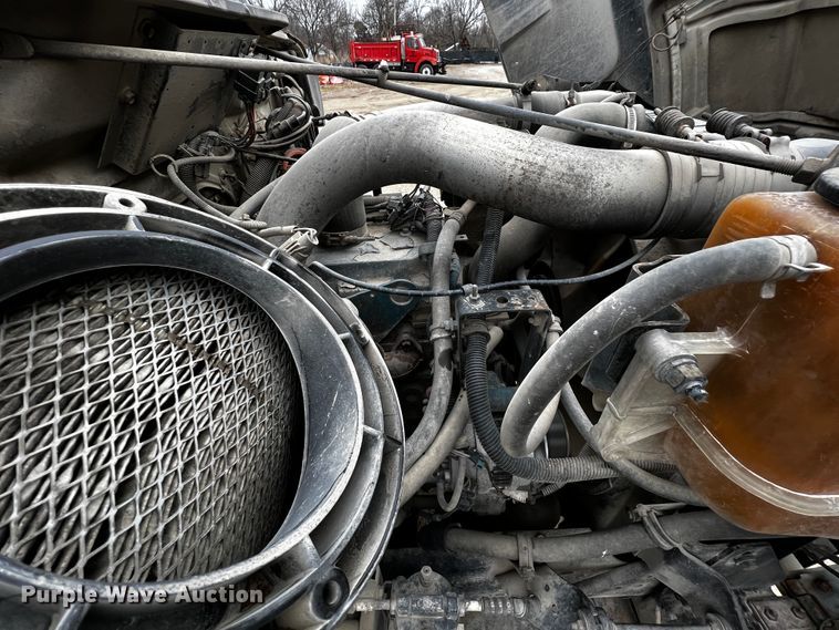 image for item JH9318 2001 International 4900  dump truck