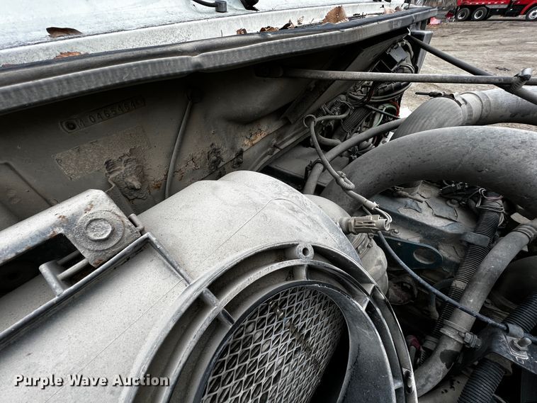 image for item JH9318 2001 International 4900  dump truck