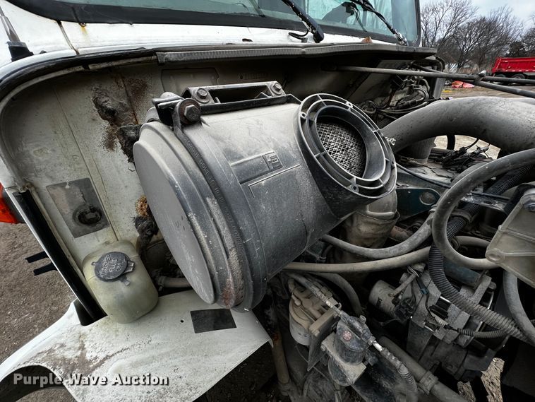 image for item JH9318 2001 International 4900  dump truck