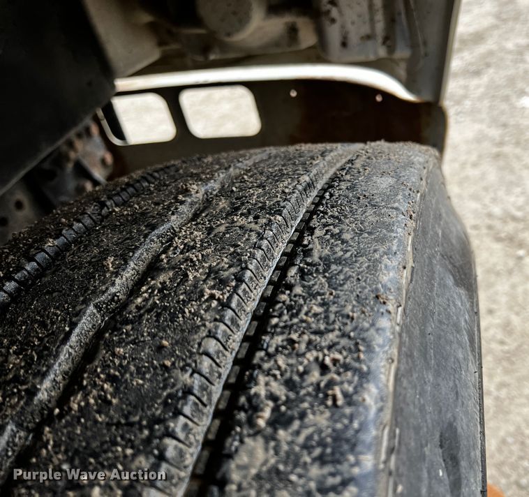 image for item JH9318 2001 International 4900  dump truck