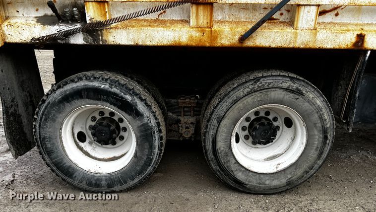 image for item JH9318 2001 International 4900  dump truck