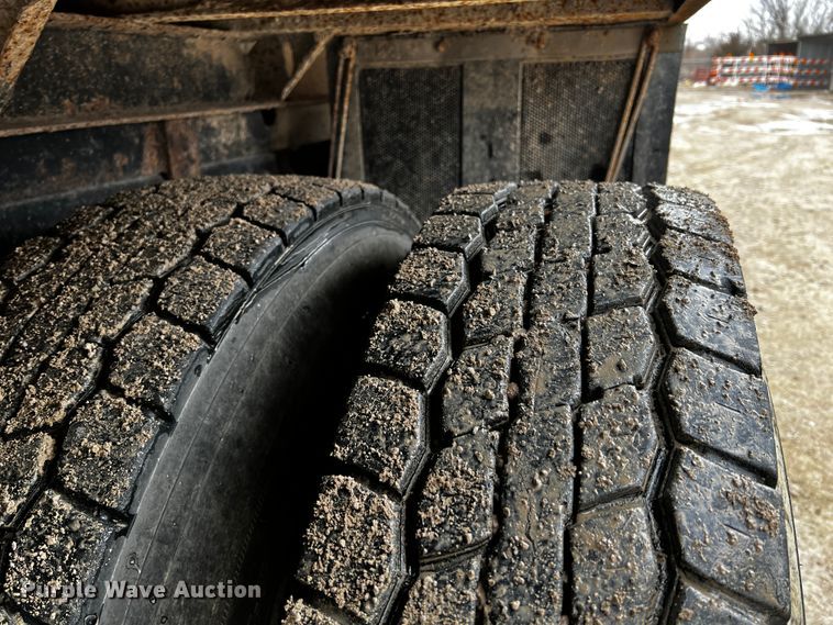 image for item JH9318 2001 International 4900  dump truck
