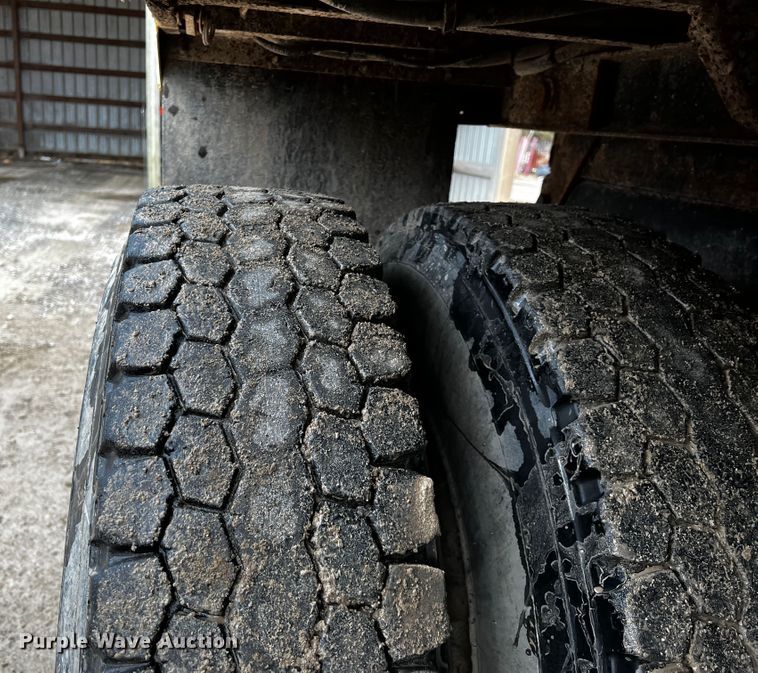 image for item JH9318 2001 International 4900  dump truck