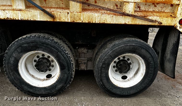 image for item JH9318 2001 International 4900  dump truck